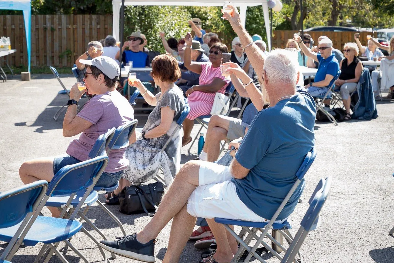 Des membres rassemblés à l’extérieur lors d’une activité