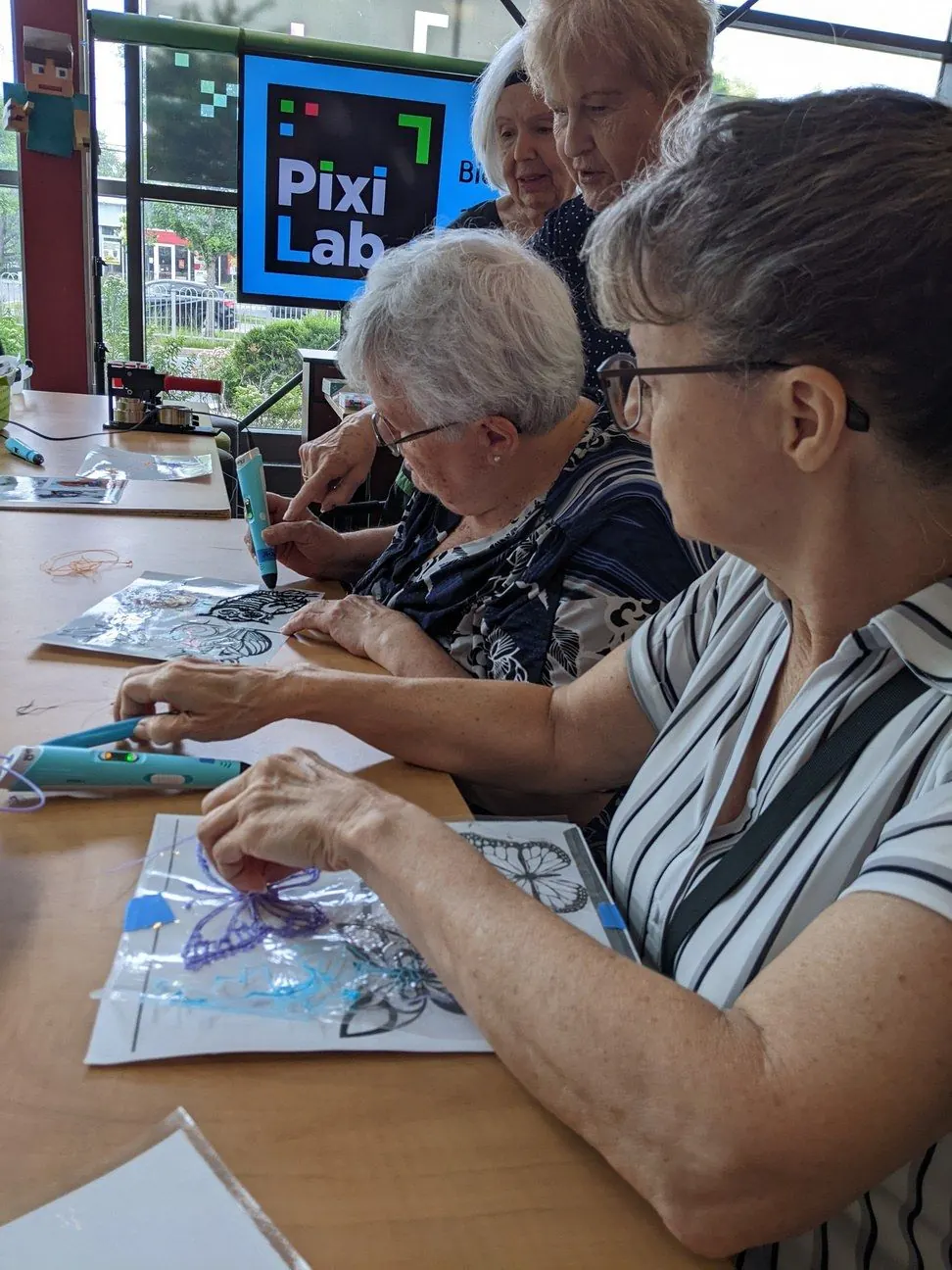 Des participantes créent une œuvre en atelier d’arts